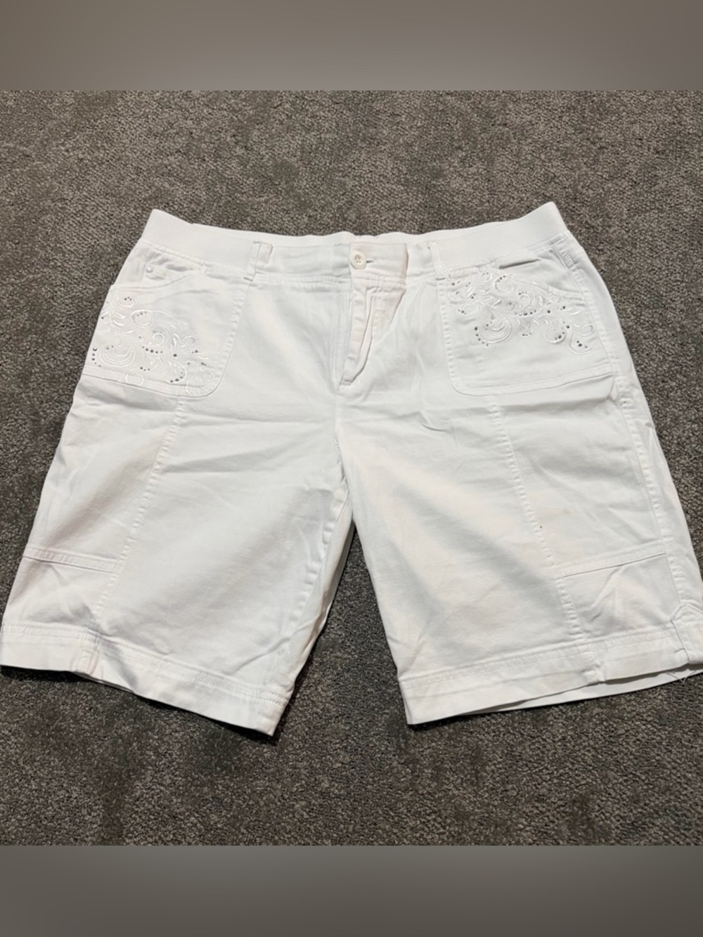 Gloria Vanderbilt white shorts with sparkle gems on pockets size 16 great shape